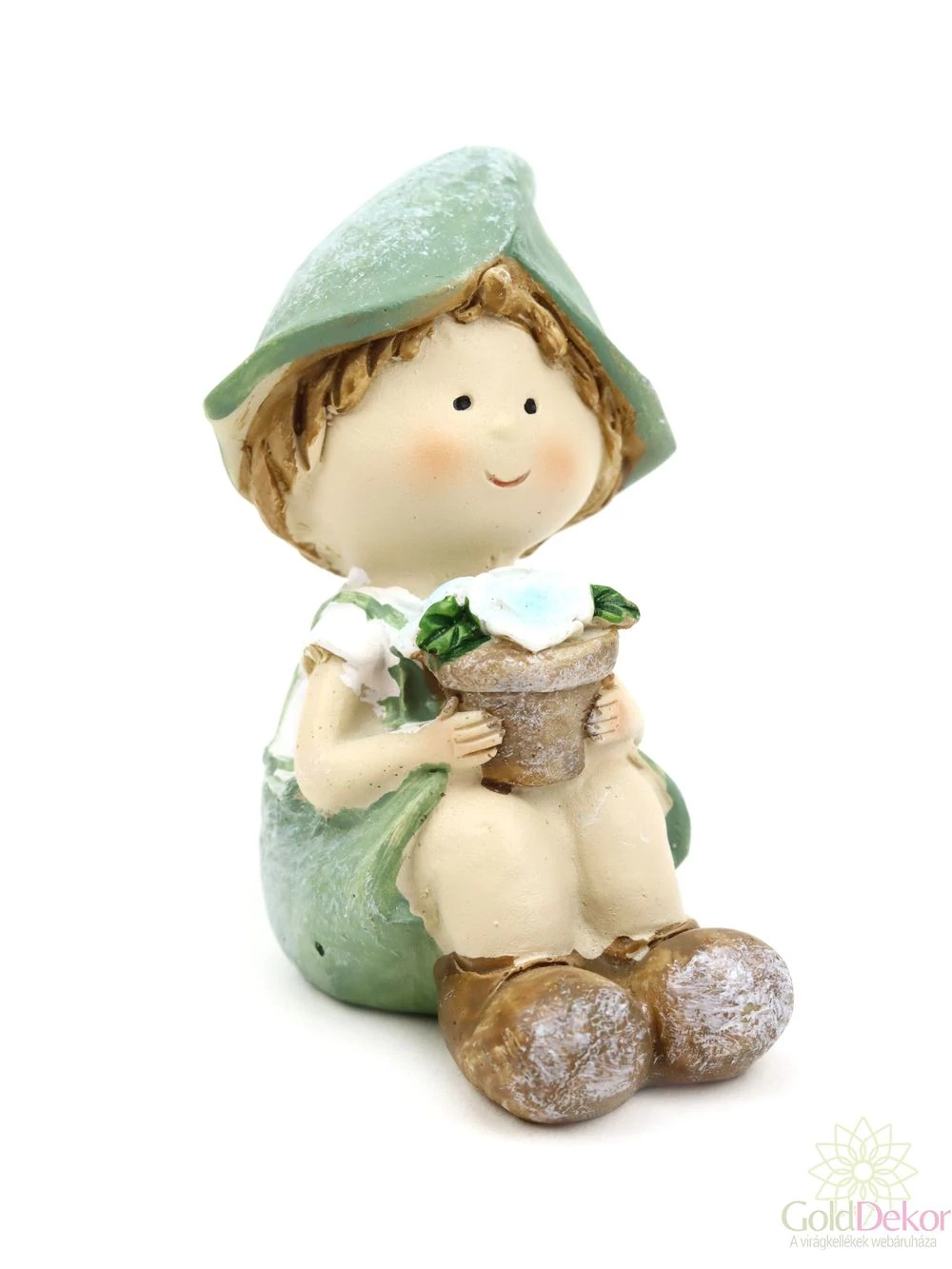 Ülő zöld sapkás fiú figura Ülő zöld sapkás fiú figura