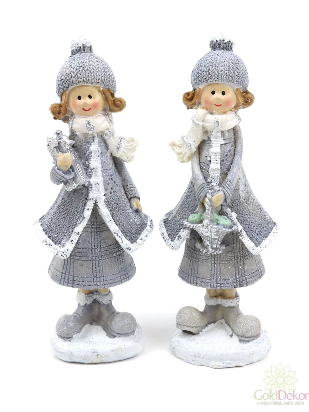 Téli ruhás lány figura