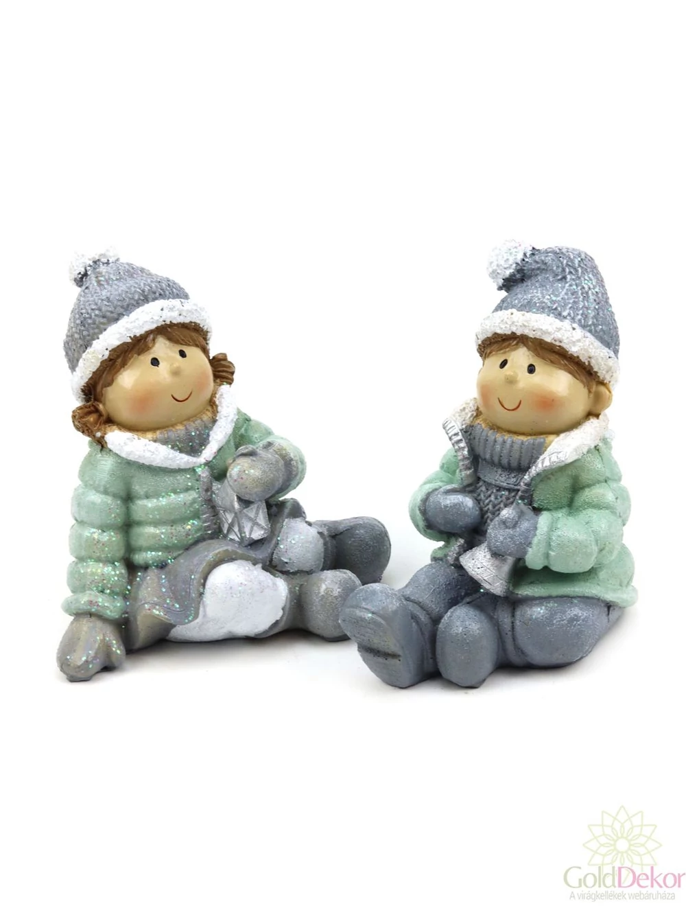 Menta kabátos figura lámpással