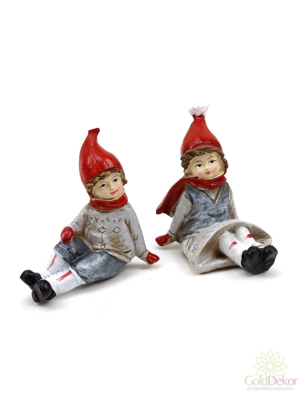 Ülő piros sapkás téli figura