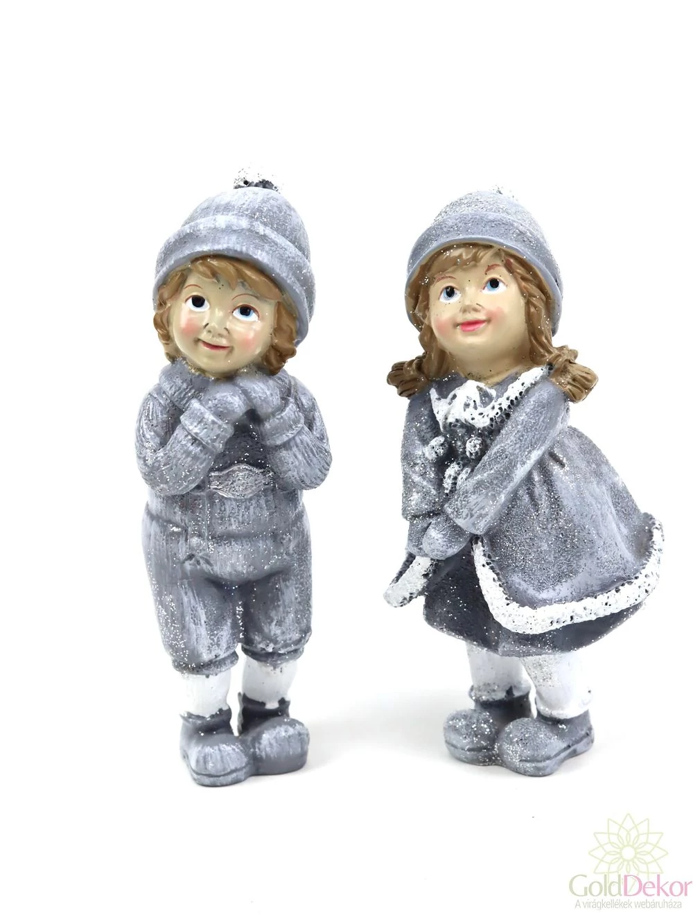 Szürke ruhás fiú-lány téli figura