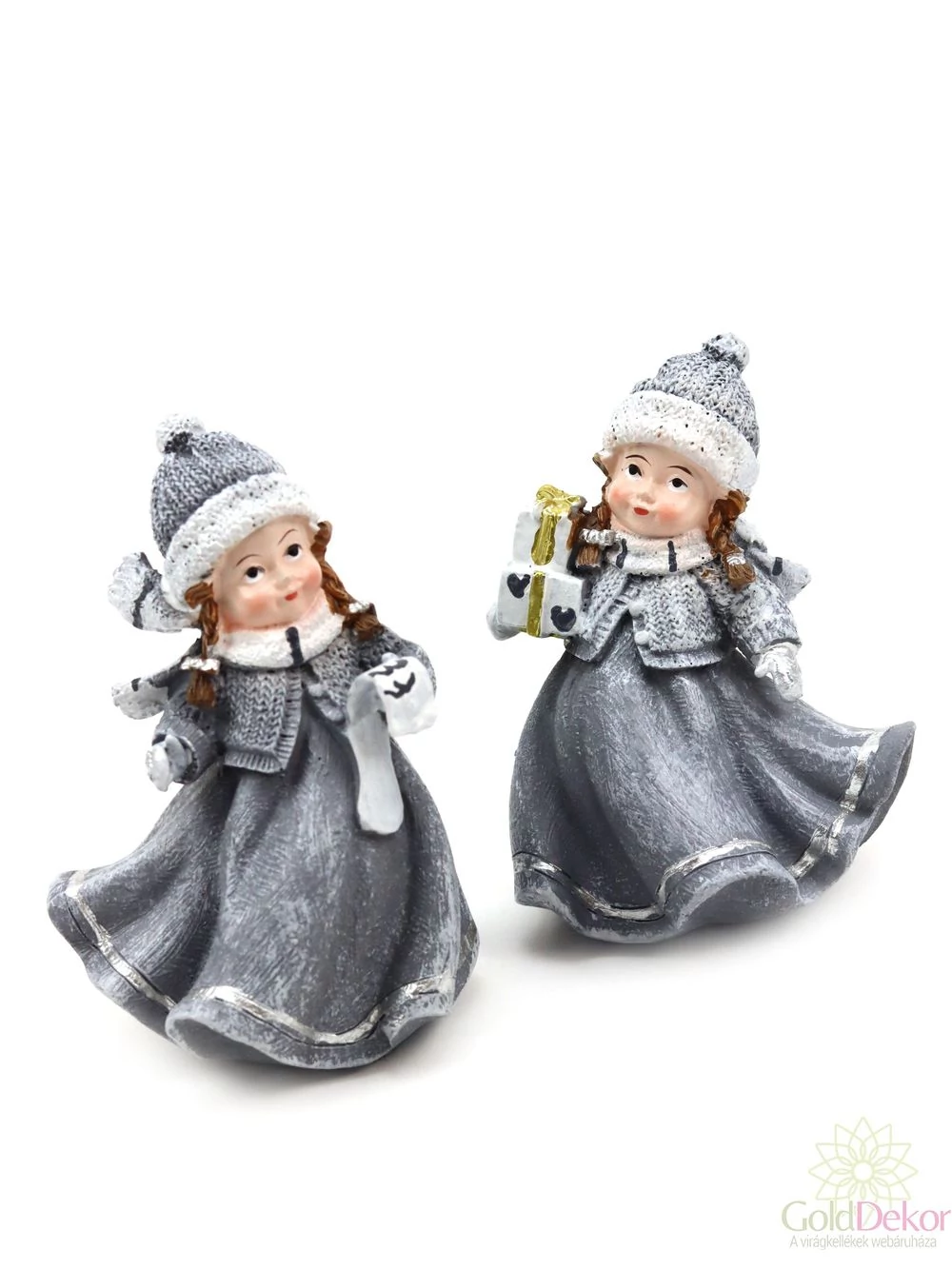 Szürke ruhás téli lány figura