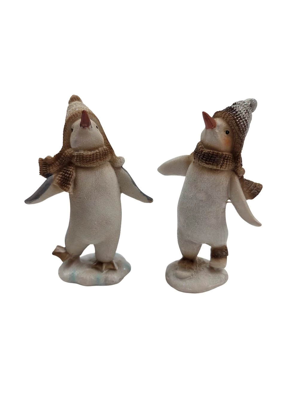 Barna kötött sapkás pingvin figura