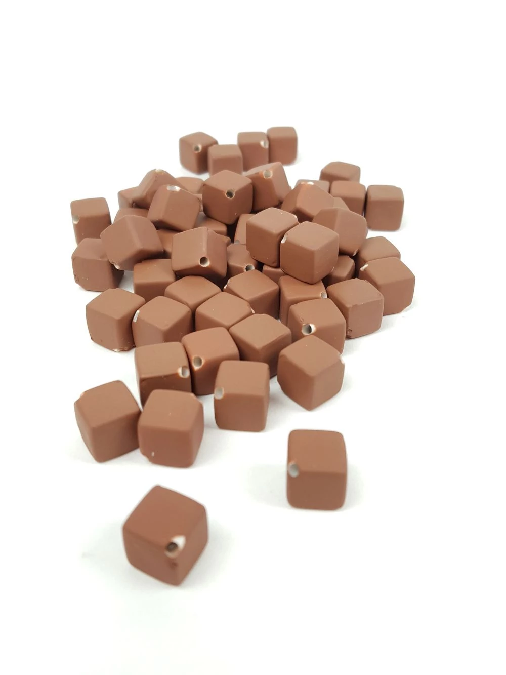 Fűzhetős kocka gyöngy - Barna