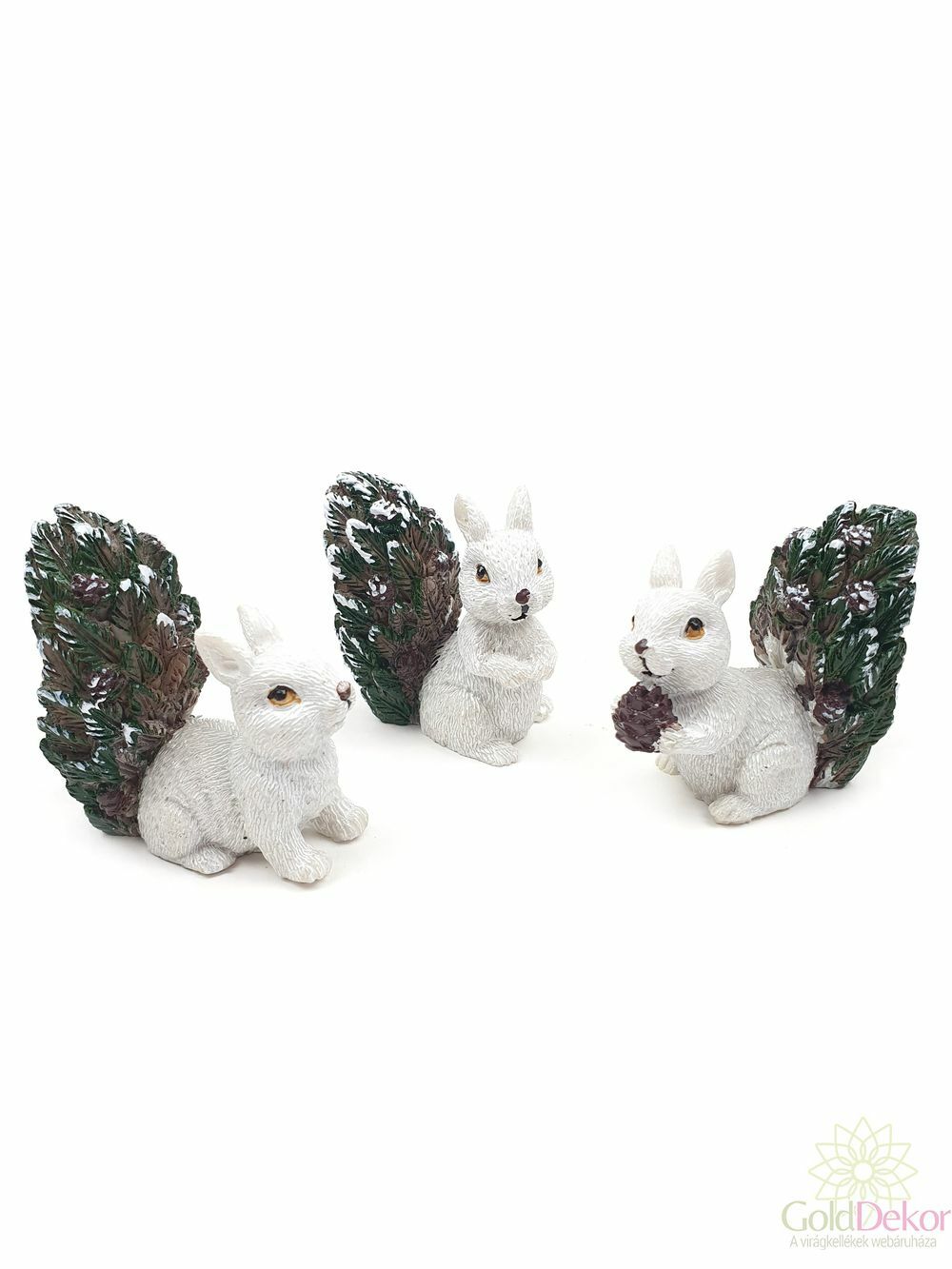 Kicsi fehér mókus figura havas farokkal