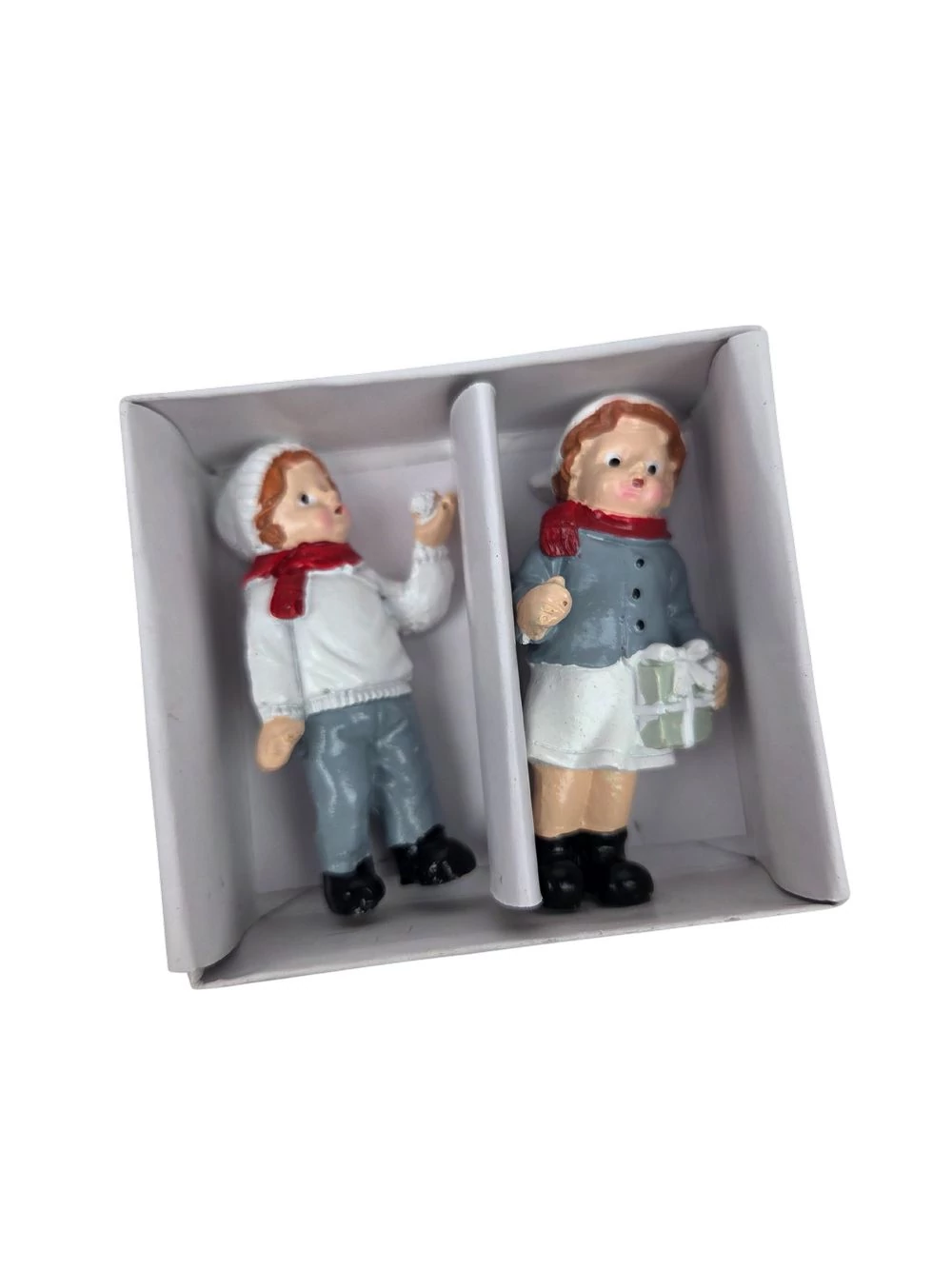 Kép 2/2 - Piros sálas fiú-lány pár